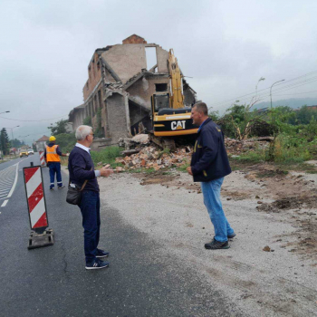 Počelo rušenje zgrade u ulici Bosanski put na čijem mjestu će se graditi nova željeznička stanica